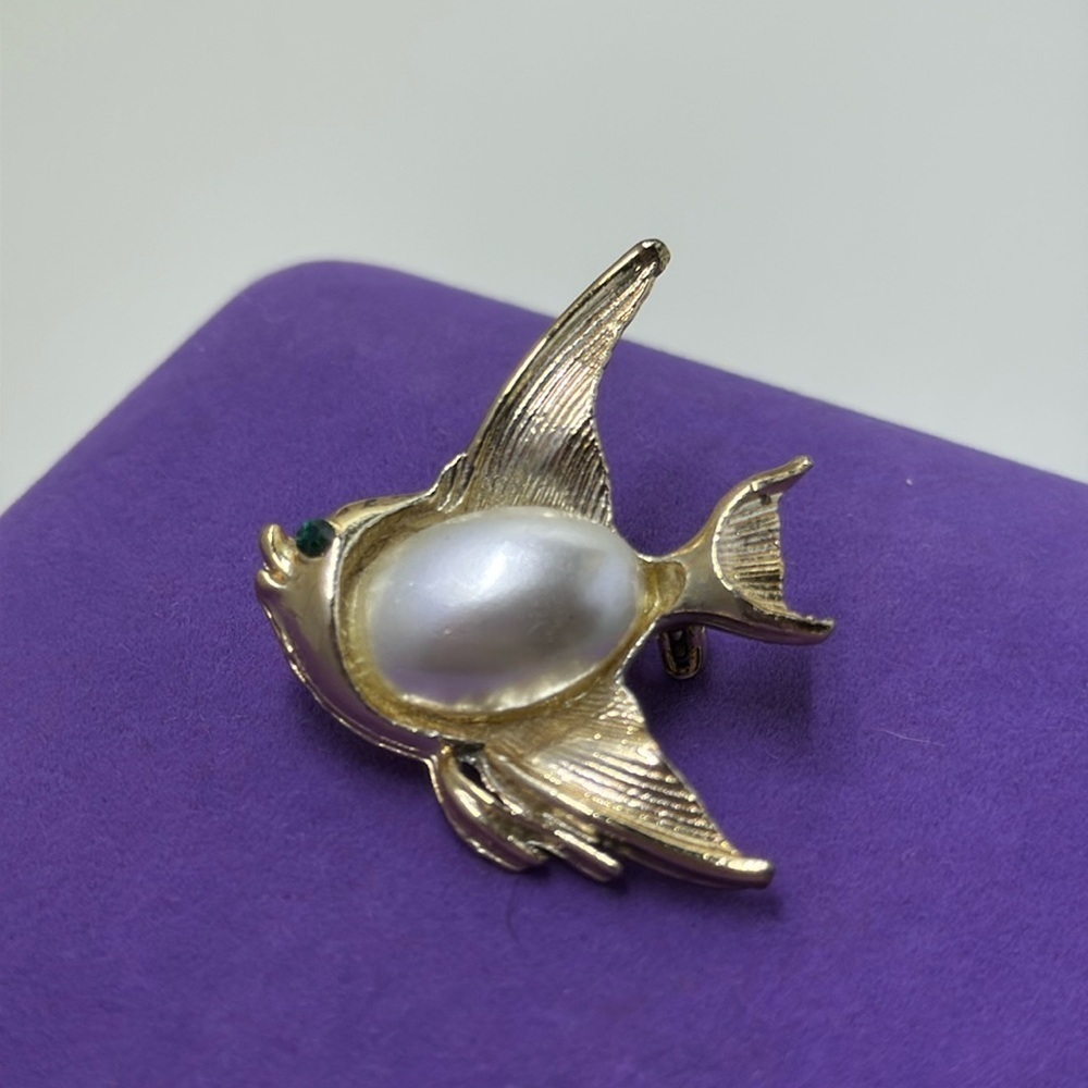💛 Gold Tone Green Crystal Fish Brooch